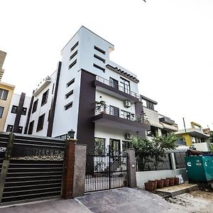 Hotel Vizima Palace - Near Wave City Center Metro Station